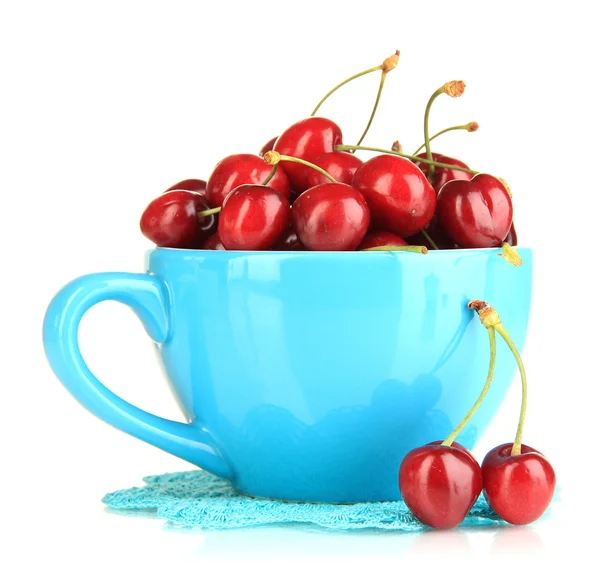 Спелые красные ягоды вишни в чашке изолированы на белом — стоковое фото