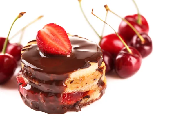 Смачний бісквітний торт з шоколадом та ягодами ізольовані на білому — стокове фото