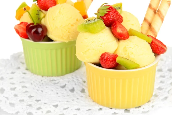 Delicious ice cream with fruits and berries in bowl close up — Stock Photo, Image