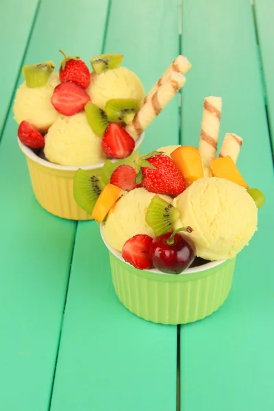Lezzetli dondurmalı meyve ve çilek kase ahşap tablo — Stok fotoğraf