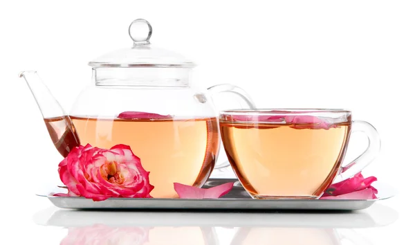 Bollitore e tazza di tè da tè rosa su vassoio metallico isolato su bianco — Foto Stock