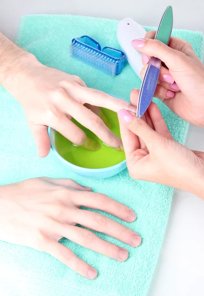 Człowiek robi manicure w salonie — Zdjęcie stockowe