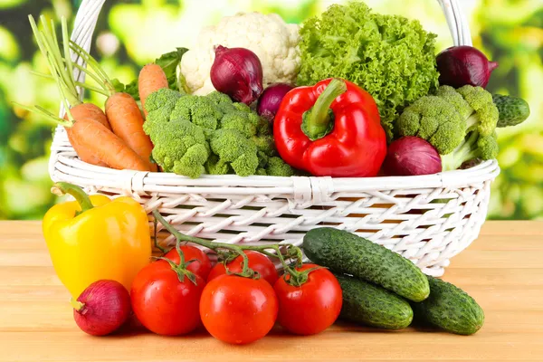 Свіжі овочі в білому плетеному кошику на яскравому фоні — стокове фото