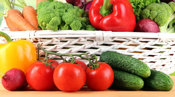 Verduras frescas en canasta de mimbre blanco sobre fondo brillante — Foto de Stock