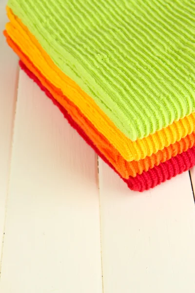 Bunte Handtücher auf Holztisch in Großaufnahme — Stockfoto