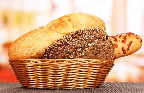 Brot gebacken in Weidenkorb auf Fensterhintergrund — Stockfoto