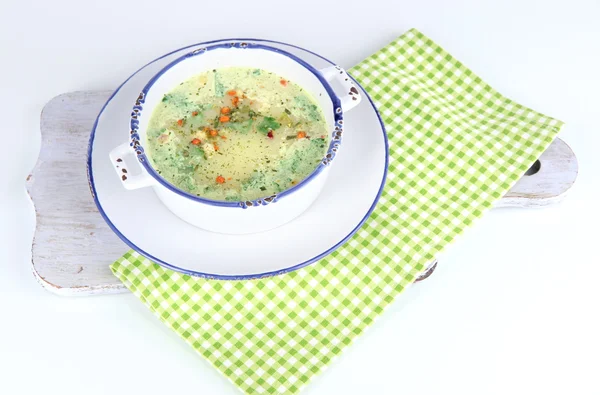 Sopa en plato sobre servilleta sobre tabla de madera aislada sobre blanco — Foto de Stock