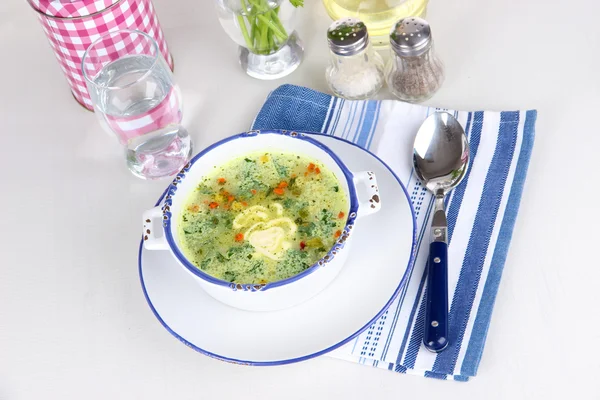 Sopa em prato em guardanapo na mesa — Fotografia de Stock