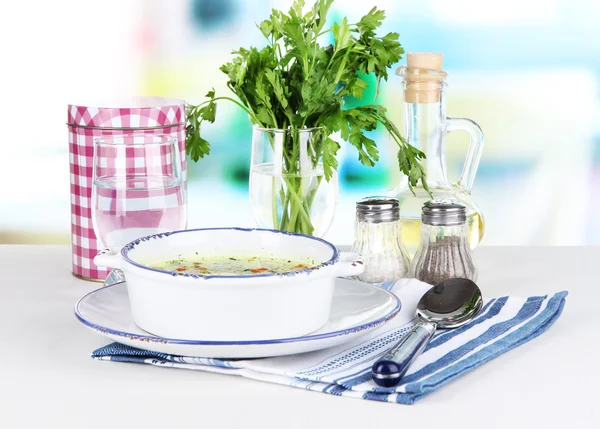 ウィンドウの背景色をテーブルにナプキンにプレートのスープ — ストック写真