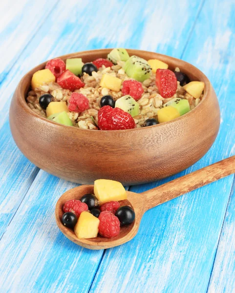 Oatmeal dengan buah-buahan di atas meja close-up — Stok Foto
