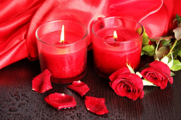 Hermosa vela roja romántica con flores, de cerca — Foto de Stock