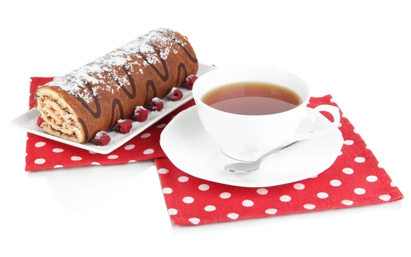 Rollo dulce con taza de té aislado en blanco — Foto de Stock