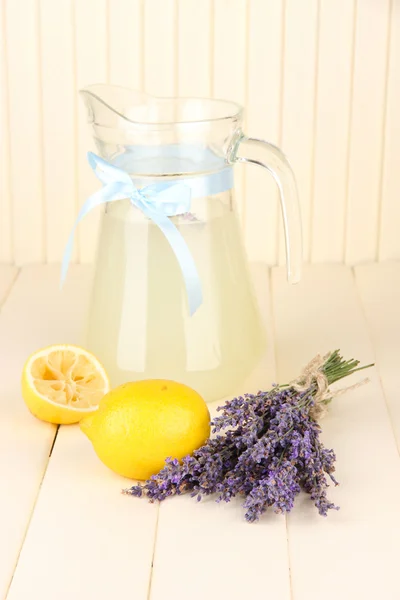 Lavendel limonade, op witte houten achtergrond — Stockfoto