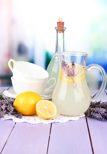 Limonada de lavanda, sobre mesa de madeira violeta, sobre fundo brilhante — Fotografia de Stock