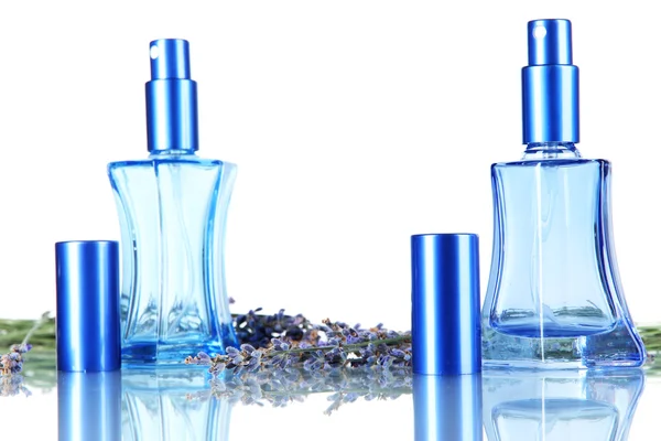 Perfume en botellas y lavanda aislado en blanco — Foto de Stock