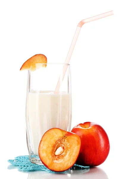 Pyszne milk shake z brzoskwini na białym tle — Zdjęcie stockowe