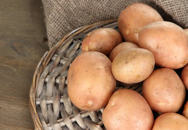 Batata na mesa de madeira — Fotografia de Stock