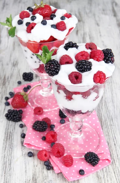 Natural yogurt with fresh berries on wooden background — Stock Photo, Image