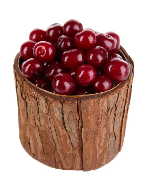 Sweet cherry i trä korg isolerad på vit — Stockfoto