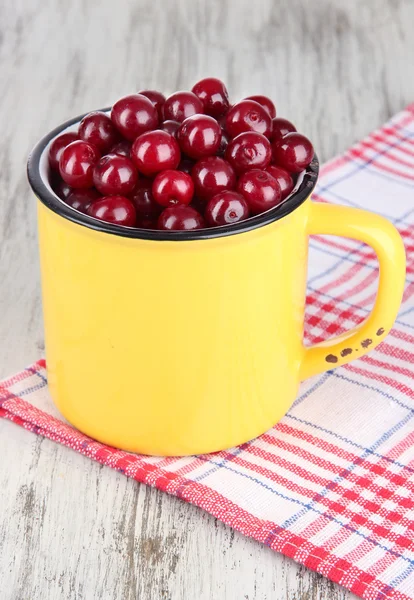 Cereza dulce en taza en primer plano de la mesa — Foto de Stock