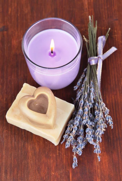 Vela de lavanda con lavanda fresca, jabón sobre fondo de madera —  Fotos de Stock