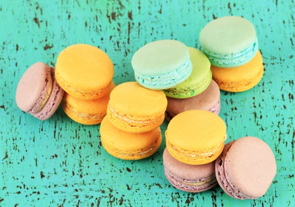 Bitterkoekjes op houten tafel close-up — Stockfoto