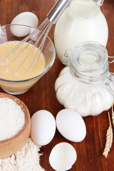 Ingredients for dough on wooden table close-up — Stock Photo, Image