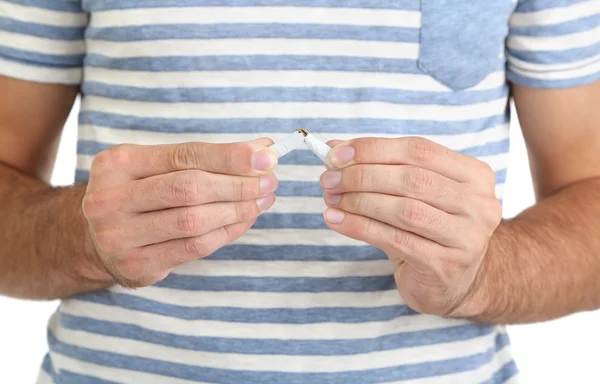 Mann reißt Zigarette aus nächster Nähe — Stockfoto