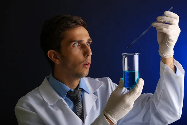 Joven científico de laboratorio trabajando en laboratorio — Foto de Stock