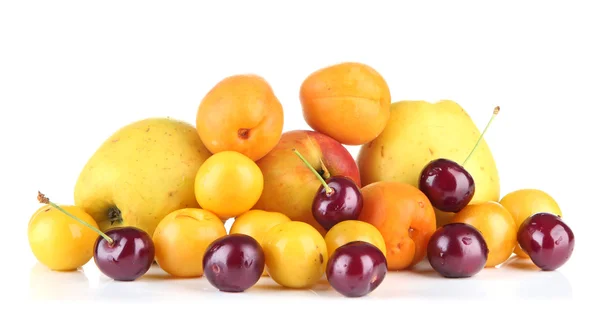 Φωτεινό καλοκαιρινά φρούτα που απομονώνονται σε λευκό — Φωτογραφία Αρχείου