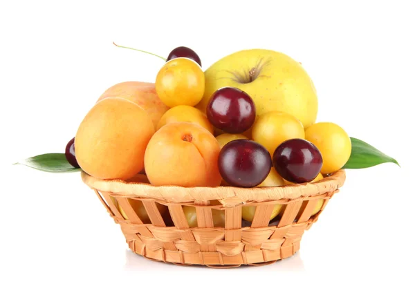 Frutas de verão brilhantes em cesta isolada em branco — Fotografia de Stock