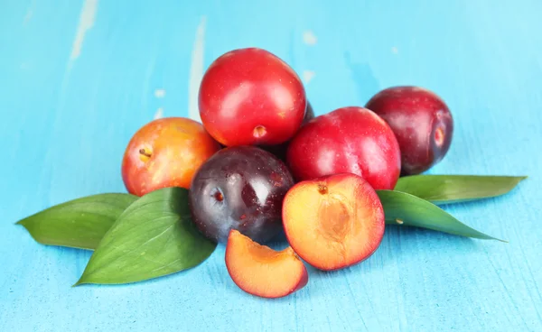 Ripe plums on wooden table close-up — Stock Photo, Image