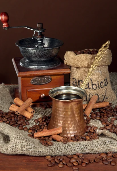 Kaffebryggare på mörk bakgrund — Stockfoto