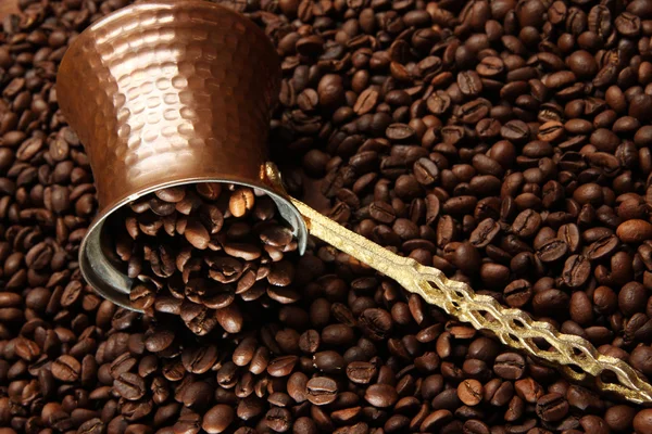 Turco de metal sobre fondo de granos de café —  Fotos de Stock