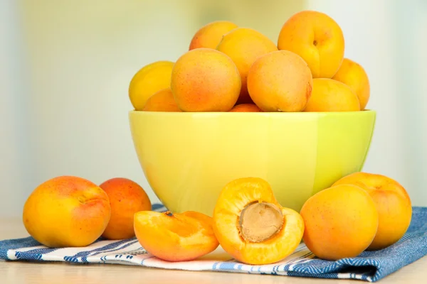 Verse natuurlijke abrikoos in kom op tafel in de keuken — Stockfoto