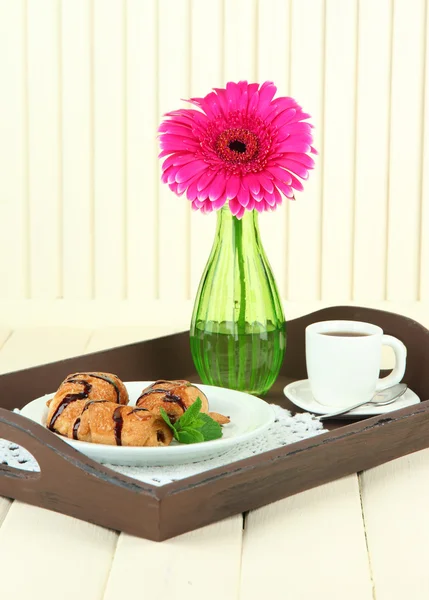 Vassoio in legno con colazione, su tavolo in legno, su fondo in legno chiaro — Foto Stock