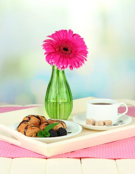 Vassoio in legno con colazione, su tavolo in legno, su sfondo chiaro — Foto Stock