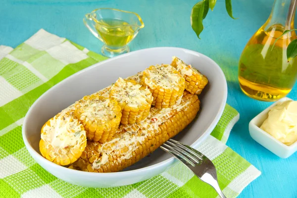 Mais bollito aromatizzato su piatto su tavolo di legno primo piano — Foto Stock