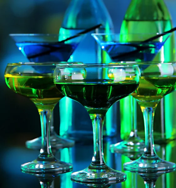 Glazen cocktails op lichte achtergrond — Stockfoto