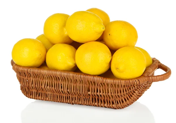 Limones maduros en canasta de mimbre aislados en blanco — Foto de Stock