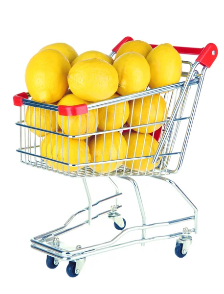 Reife Zitronen im Einkaufswagen isoliert auf weiß — Stockfoto