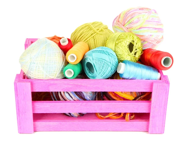 Caja de madera con rosca y accesorios de costura aislados en blanco — Foto de Stock