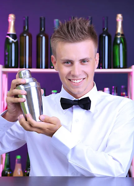 Porträtt av stilig bartender med shaker, på bar — Stockfoto