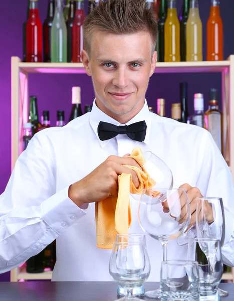 Bartender wipes glasses at work — Stock Photo, Image