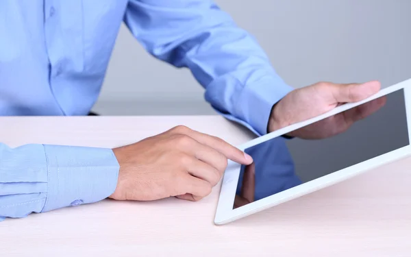 Homme d'affaires avec ordinateur portable dans le bureau close-up — Photo