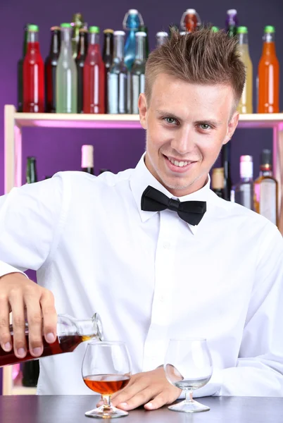 Barkeeper gießt Cognac ins Glas — Stockfoto