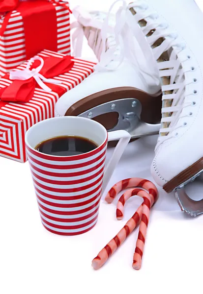 Patins artistiques avec tasse de café isolé sur blanc — Photo