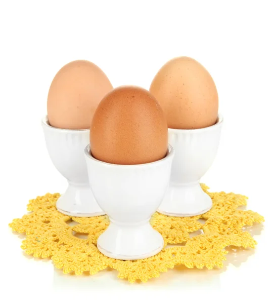 Całe jajka w jaja kubki na białym tle — Zdjęcie stockowe