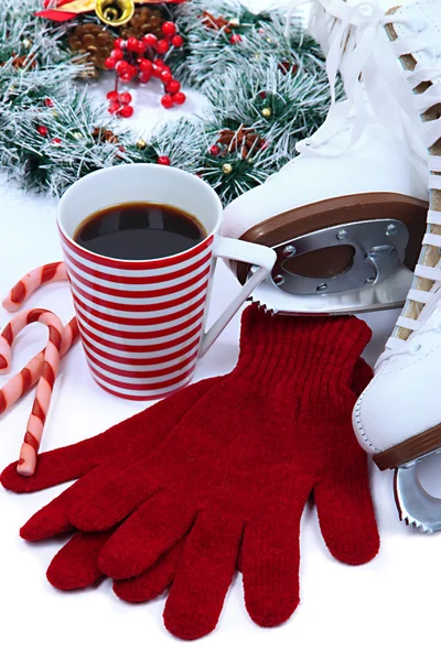 白で隔離されるコーヒーのカップとフィギュア スケート — ストック写真
