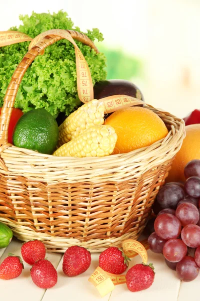 Verduras frescas en la mesa sobre fondo claro —  Fotos de Stock